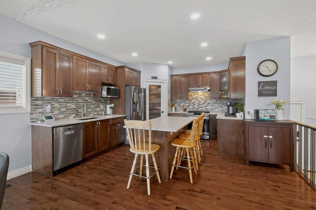 207 Strathmore Lakes Bend, Strathmore, AB - Indoor Photo Showing Kitchen With Upgraded Kitchen