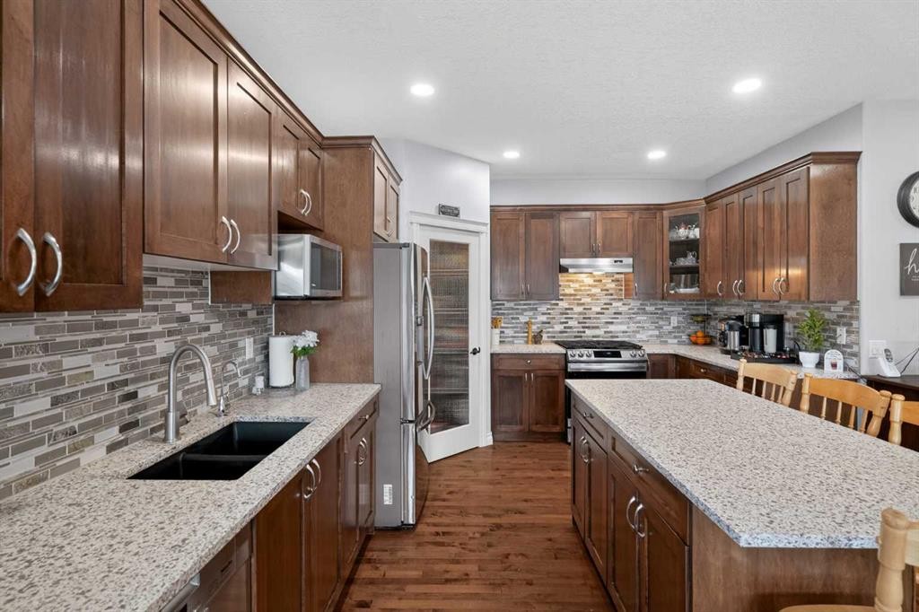 207 Strathmore Lakes Bend, Strathmore, AB - Indoor Photo Showing Kitchen With Double Sink With Upgraded Kitchen