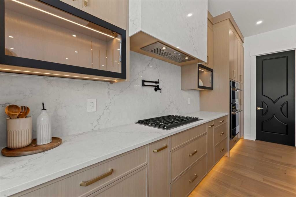 1910 Broadview Road, Calgary, AB - Indoor Photo Showing Kitchen With Upgraded Kitchen