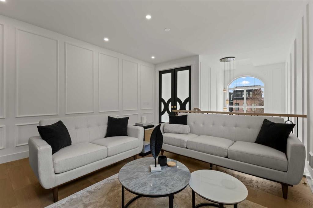 1910 Broadview Road, Calgary, AB - Indoor Photo Showing Living Room