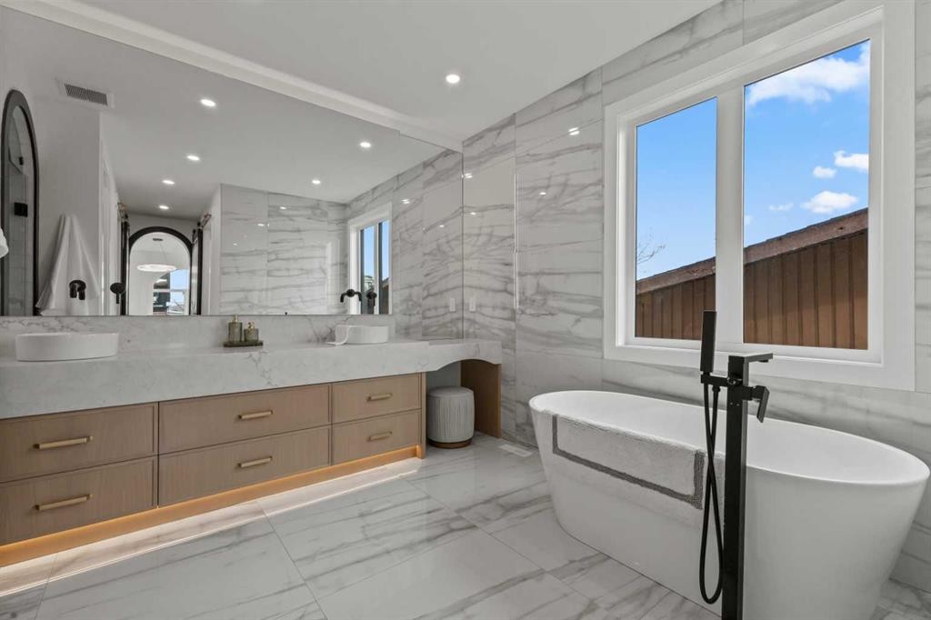 1910 Broadview Road, Calgary, AB - Indoor Photo Showing Bathroom
