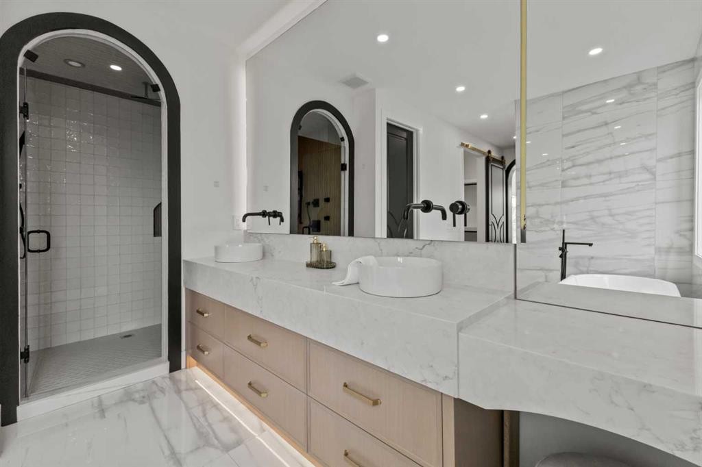 1910 Broadview Road, Calgary, AB - Indoor Photo Showing Bathroom