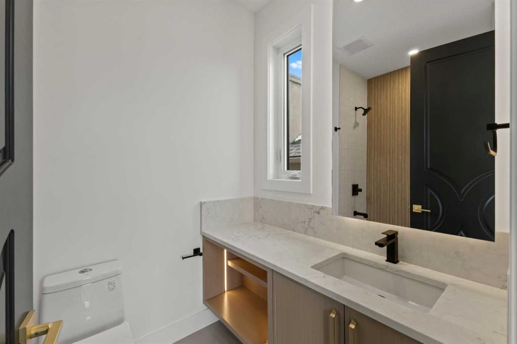 1910 Broadview Road, Calgary, AB - Indoor Photo Showing Bathroom