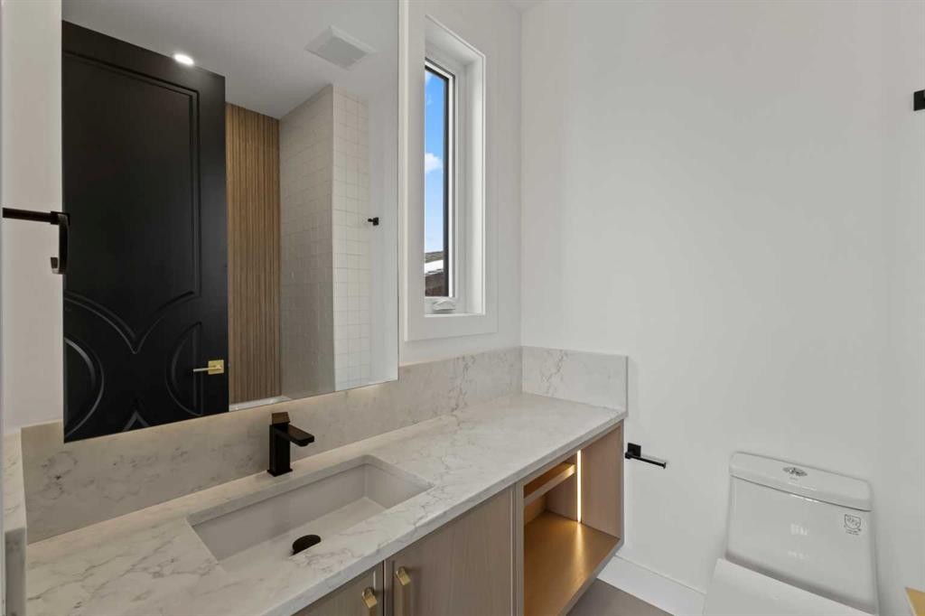 1910 Broadview Road, Calgary, AB - Indoor Photo Showing Bathroom