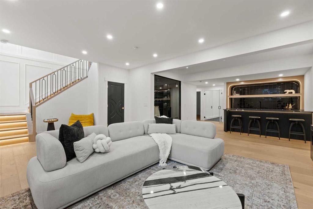 1910 Broadview Road, Calgary, AB - Indoor Photo Showing Living Room