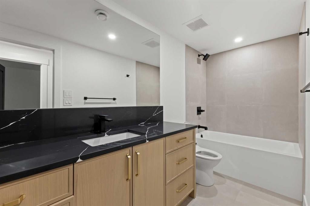 1910 Broadview Road, Calgary, AB - Indoor Photo Showing Bathroom
