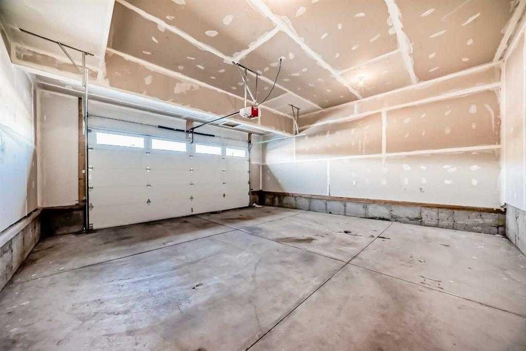 772 Edgefield Crescent, Strathmore, AB - Indoor Photo Showing Garage