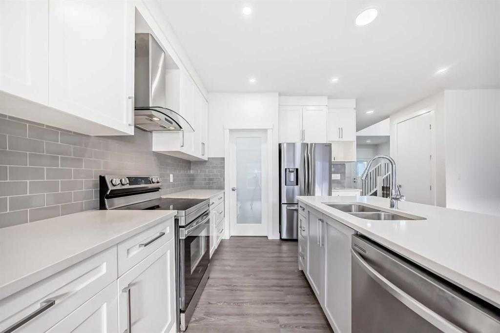 772 Edgefield Crescent, Strathmore, AB - Indoor Photo Showing Kitchen With Stainless Steel Kitchen With Double Sink With Upgraded Kitchen