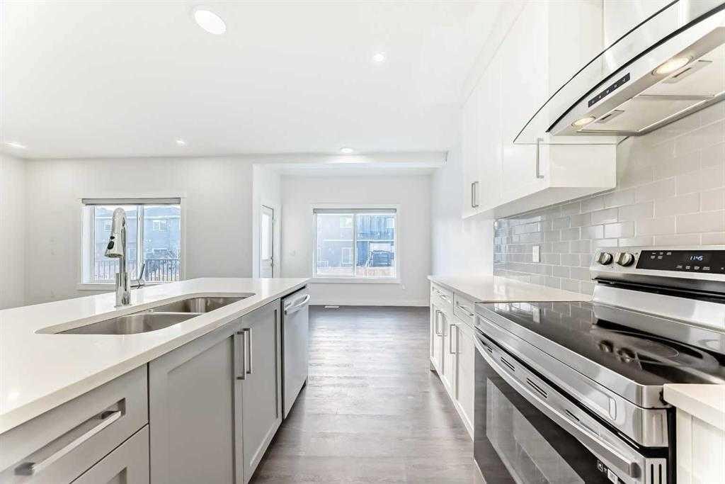 772 Edgefield Crescent, Strathmore, AB - Indoor Photo Showing Kitchen With Stainless Steel Kitchen With Double Sink With Upgraded Kitchen