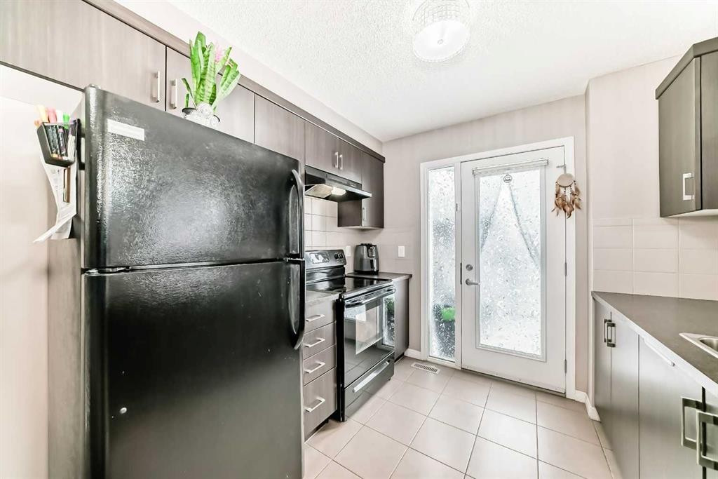 127 Windford Gardens Sw, Airdrie, AB - Indoor Photo Showing Kitchen