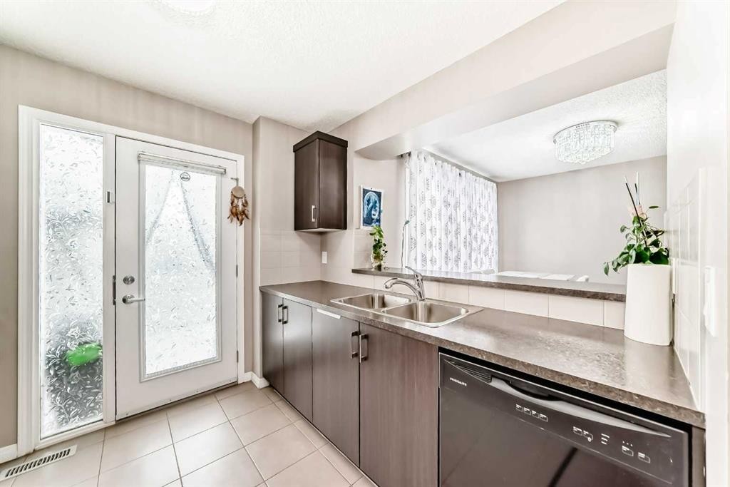 127 Windford Gardens Sw, Airdrie, AB - Indoor Photo Showing Kitchen With Double Sink