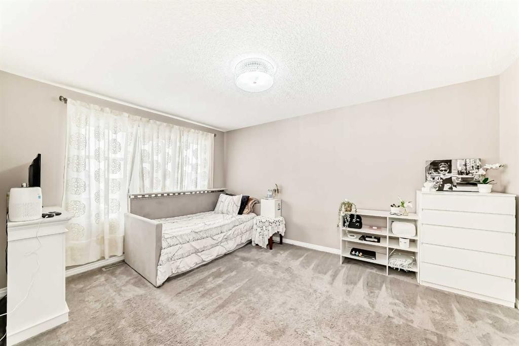 127 Windford Gardens Sw, Airdrie, AB - Indoor Photo Showing Bedroom