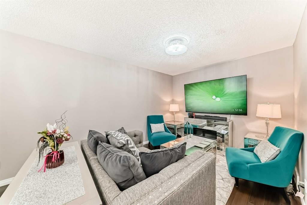 127 Windford Gardens Sw, Airdrie, AB - Indoor Photo Showing Living Room