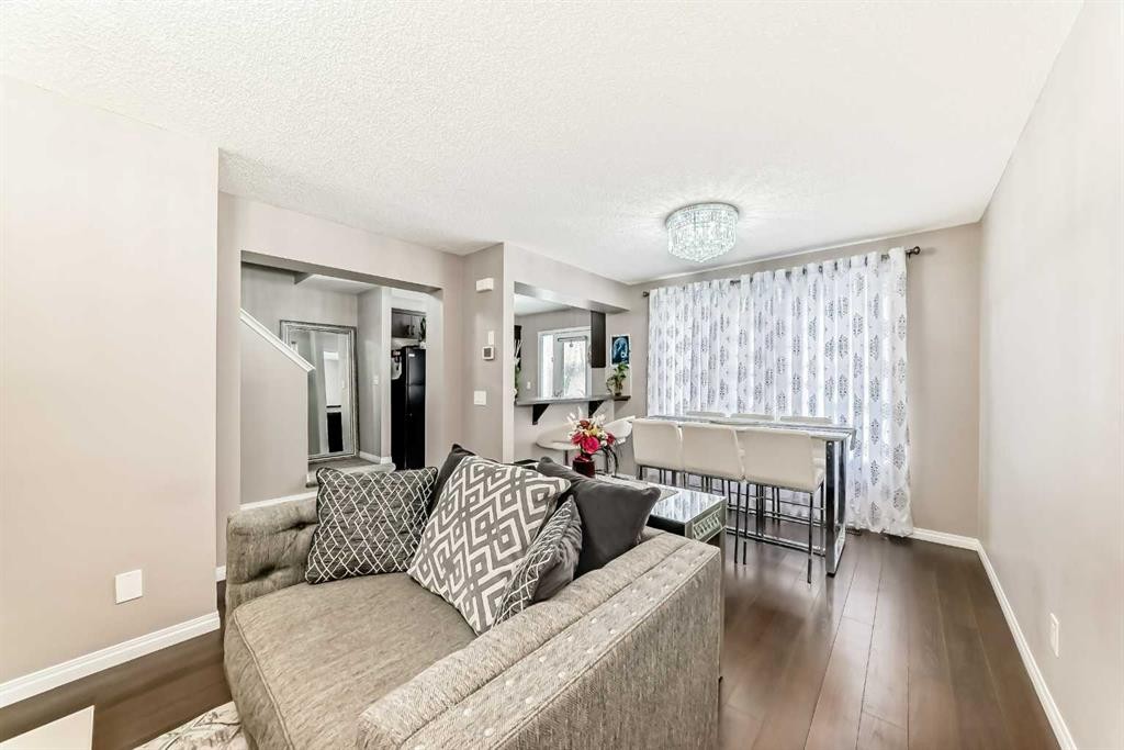 127 Windford Gardens Sw, Airdrie, AB - Indoor Photo Showing Living Room