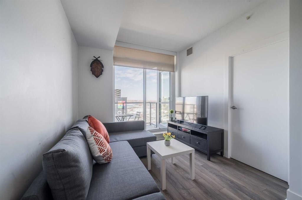 1205-550 Riverfront Avenue Se, Calgary, AB - Indoor Photo Showing Living Room