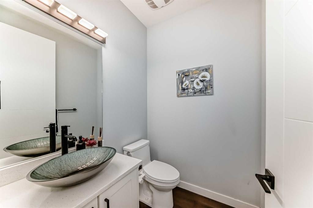 2 Chelsea Bay, Chestermere, AB - Indoor Photo Showing Bathroom