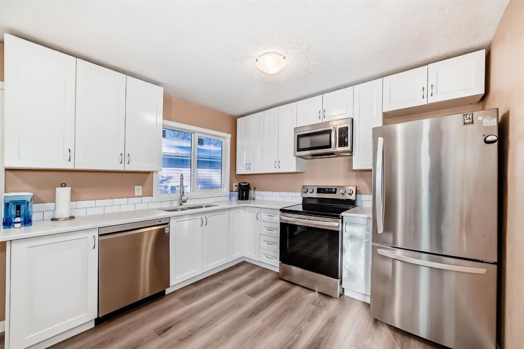 3221 32A Avenue Se, Calgary, AB - Indoor Photo Showing Kitchen With Stainless Steel Kitchen