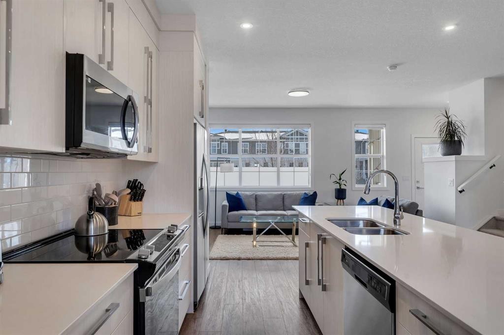 178 Dawson Way, Chestermere, AB - Indoor Photo Showing Kitchen With Stainless Steel Kitchen With Double Sink With Upgraded Kitchen