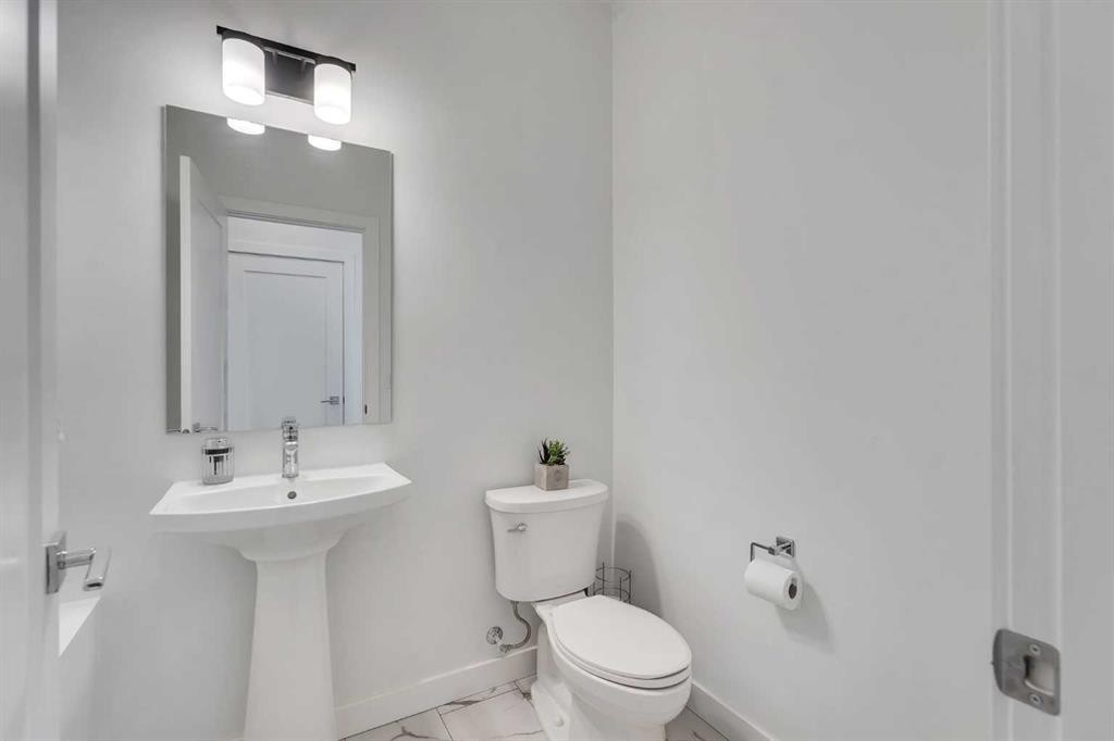 178 Dawson Way, Chestermere, AB - Indoor Photo Showing Bathroom