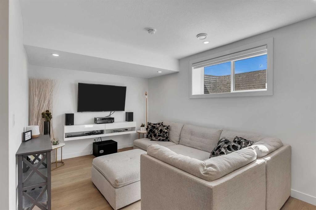 178 Dawson Way, Chestermere, AB - Indoor Photo Showing Living Room