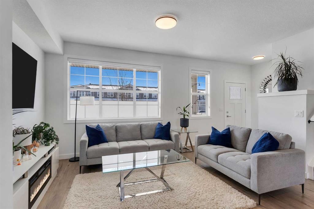 178 Dawson Way, Chestermere, AB - Indoor Photo Showing Living Room