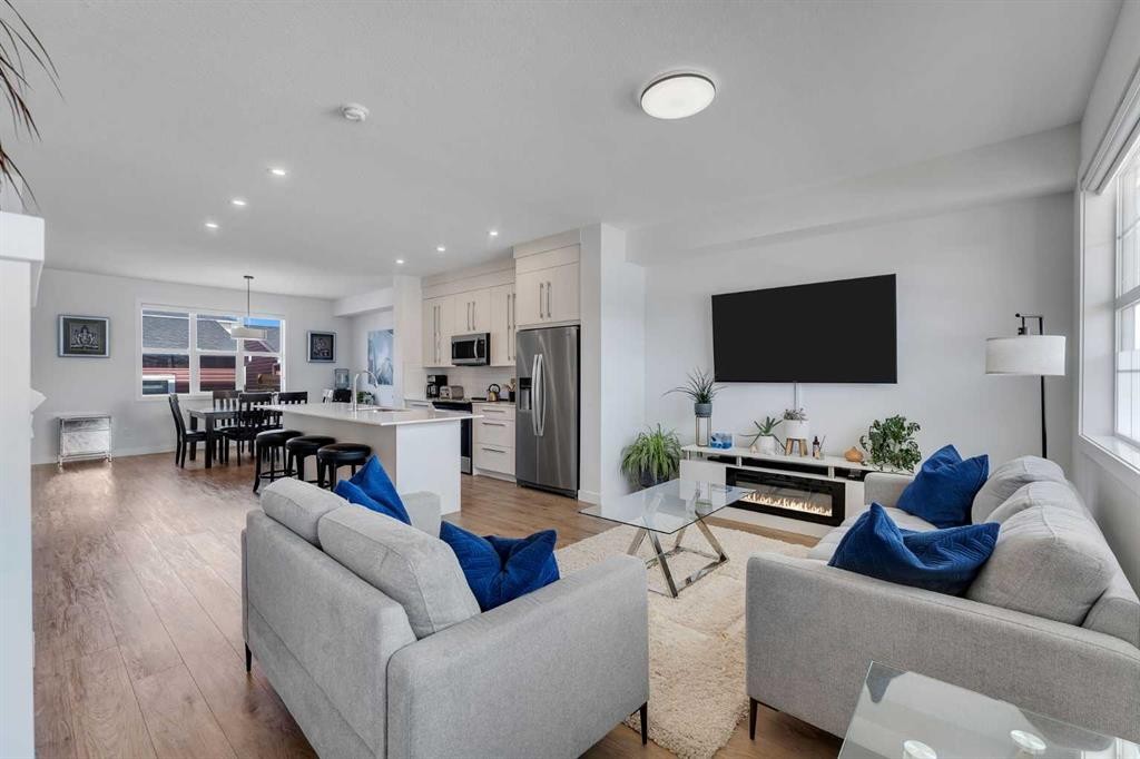 178 Dawson Way, Chestermere, AB - Indoor Photo Showing Living Room