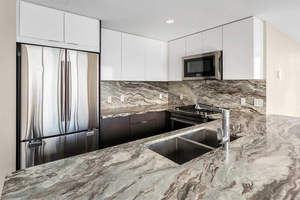 2103-510 6 Avenue Se, Calgary, AB - Indoor Photo Showing Kitchen With Double Sink
