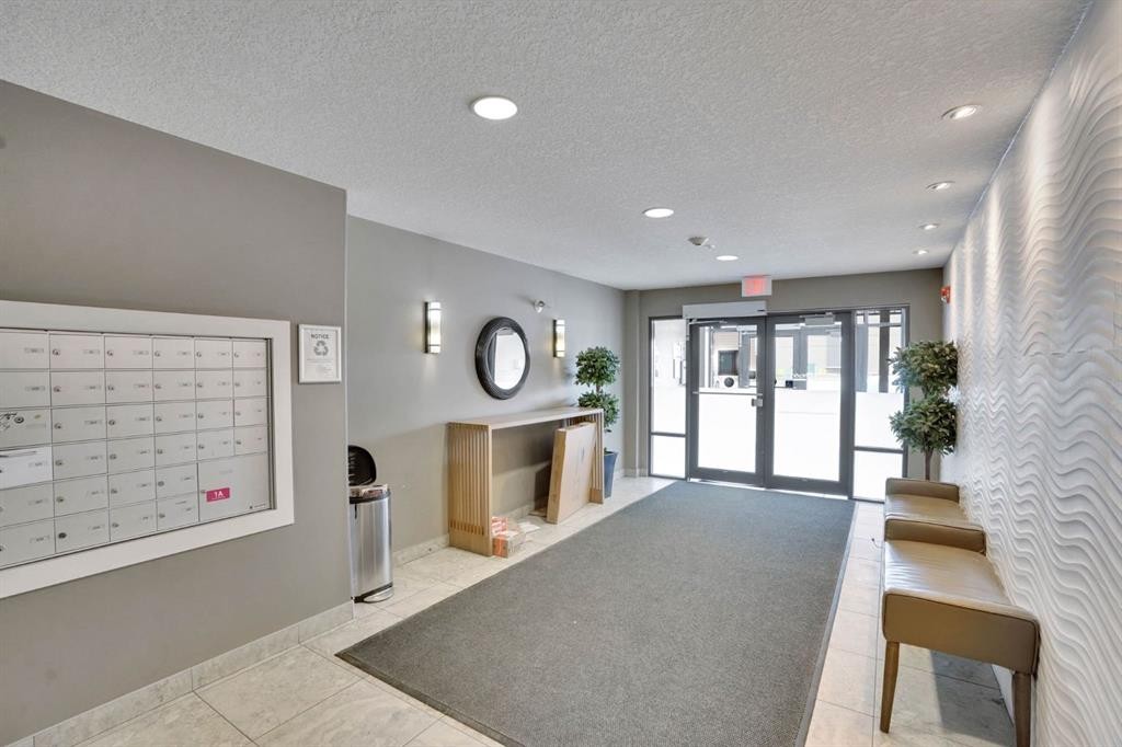228-10 Westpark Link Sw, Calgary, AB - Indoor Photo Showing Other Room