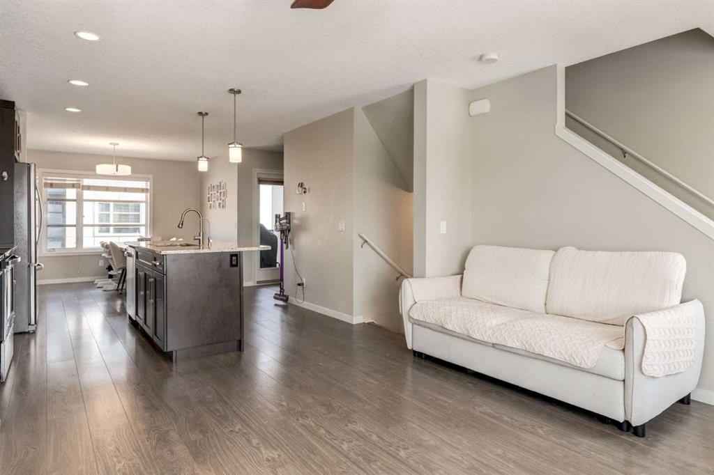 905 Evansridge Park Nw, Calgary, AB - Indoor Photo Showing Living Room