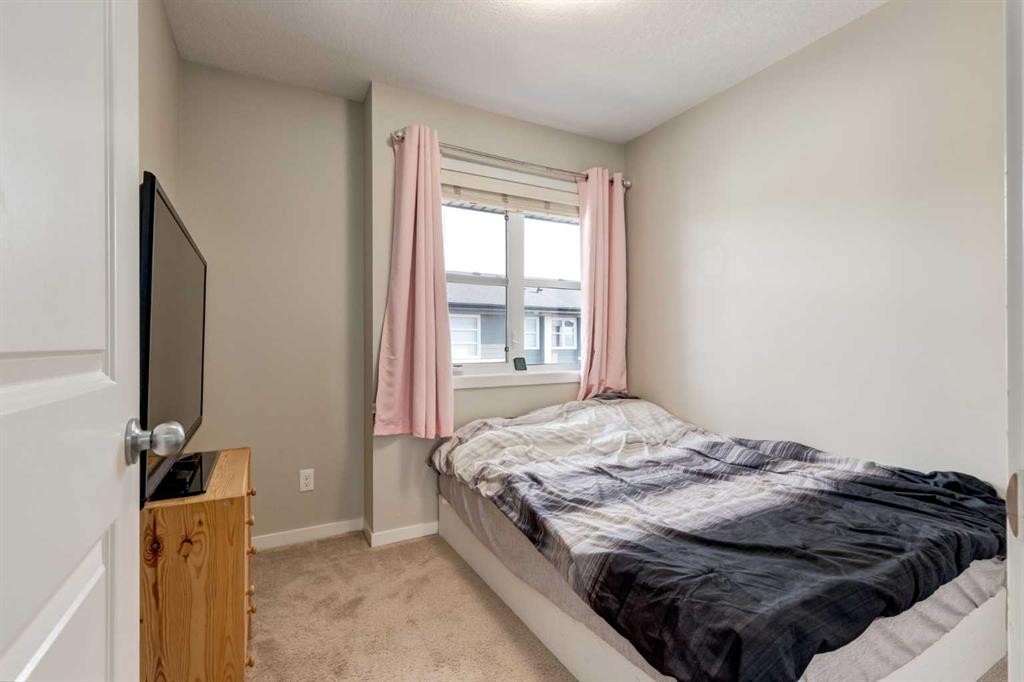 905 Evansridge Park Nw, Calgary, AB - Indoor Photo Showing Bedroom