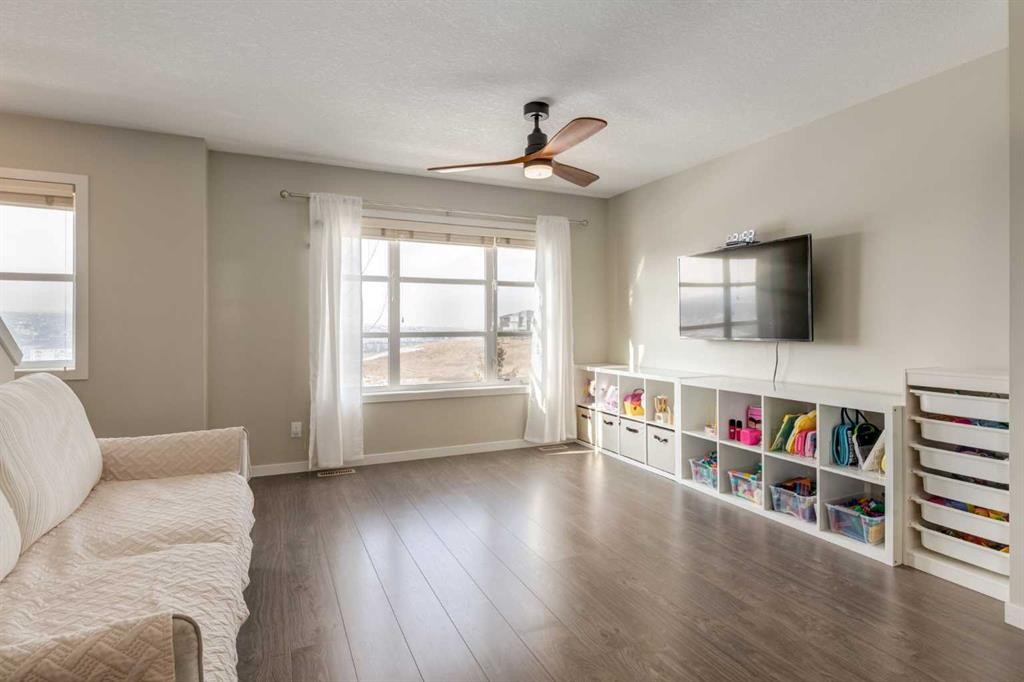 905 Evansridge Park Nw, Calgary, AB - Indoor Photo Showing Living Room