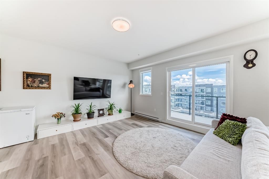 1402-33 Carringham Gate Nw, Calgary, AB - Indoor Photo Showing Living Room