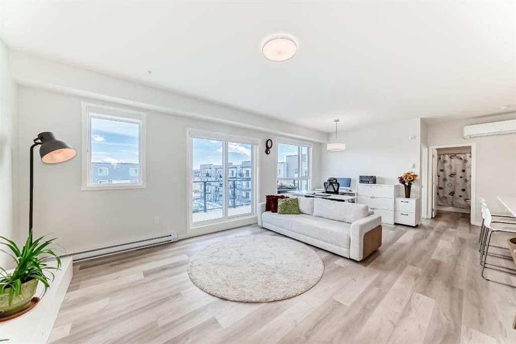 1402-33 Carringham Gate Nw, Calgary, AB - Indoor Photo Showing Living Room