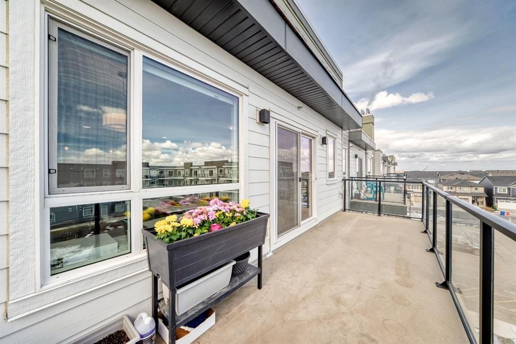 1402-33 Carringham Gate Nw, Calgary, AB - Outdoor With Balcony With Exterior