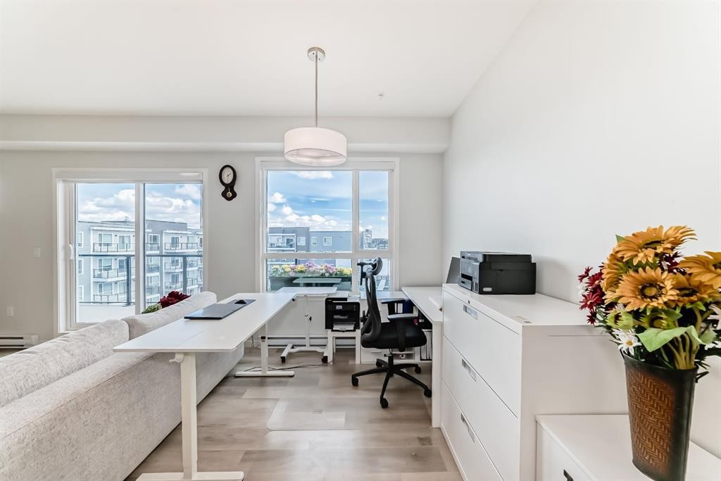 1402-33 Carringham Gate Nw, Calgary, AB - Indoor Photo Showing Office