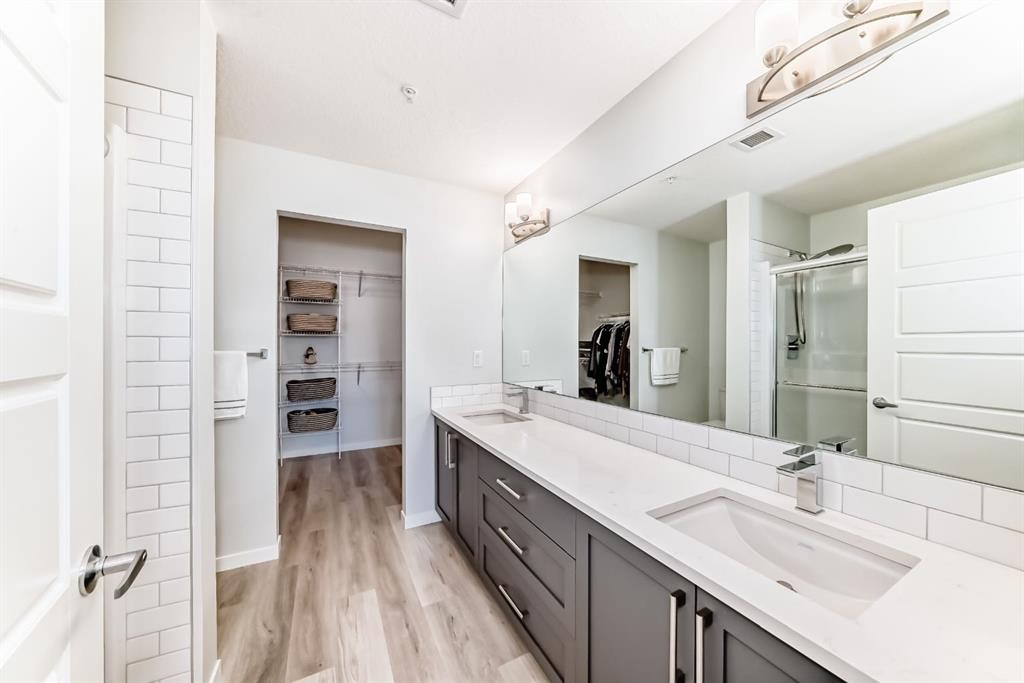 1402-33 Carringham Gate Nw, Calgary, AB - Indoor Photo Showing Bathroom