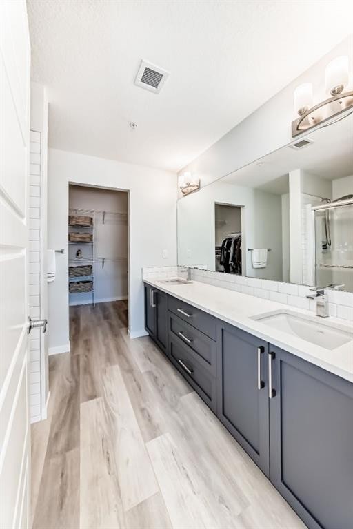 1402-33 Carringham Gate Nw, Calgary, AB - Indoor Photo Showing Bathroom