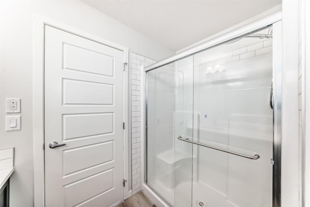 1402-33 Carringham Gate Nw, Calgary, AB - Indoor Photo Showing Bathroom