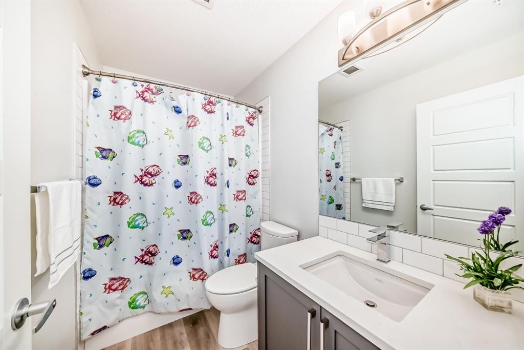 1402-33 Carringham Gate Nw, Calgary, AB - Indoor Photo Showing Bathroom