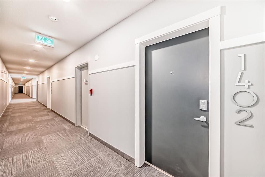 1402-33 Carringham Gate Nw, Calgary, AB - Indoor Photo Showing Other Room