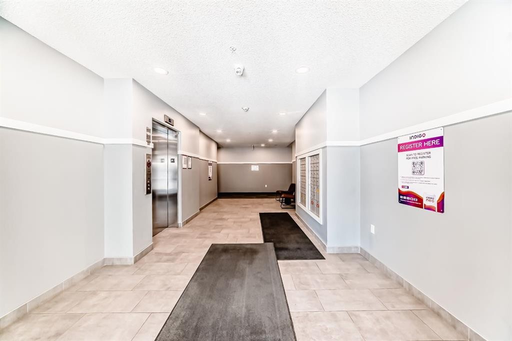 1402-33 Carringham Gate Nw, Calgary, AB - Indoor