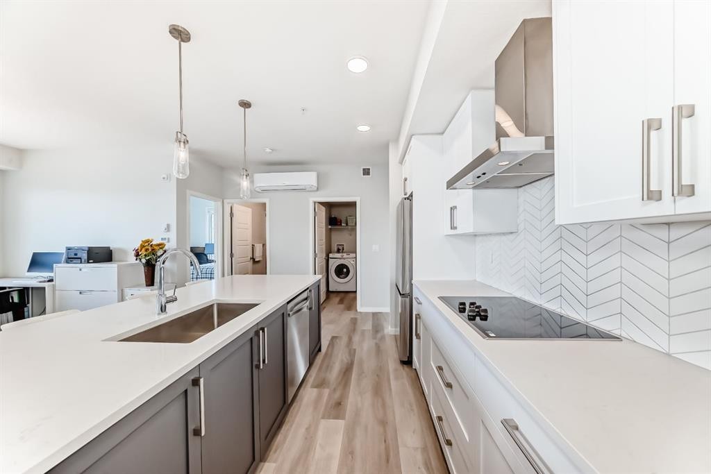 1402-33 Carringham Gate Nw, Calgary, AB - Indoor Photo Showing Kitchen With Upgraded Kitchen