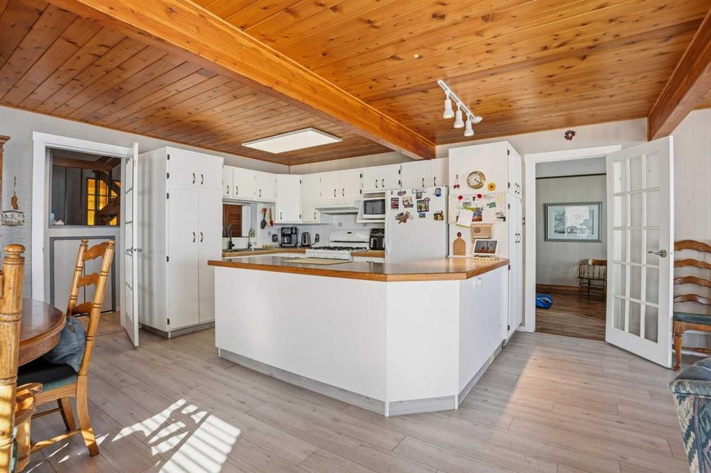 707 7 Street, Ross Haven, AB - Indoor Photo Showing Kitchen
