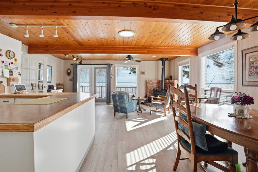 707 7 Street, Ross Haven, AB - Indoor Photo Showing Dining Room