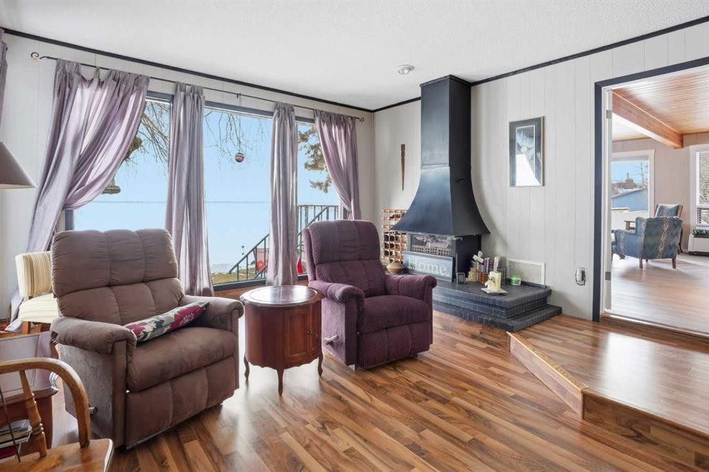 707 7 Street, Ross Haven, AB - Indoor Photo Showing Living Room