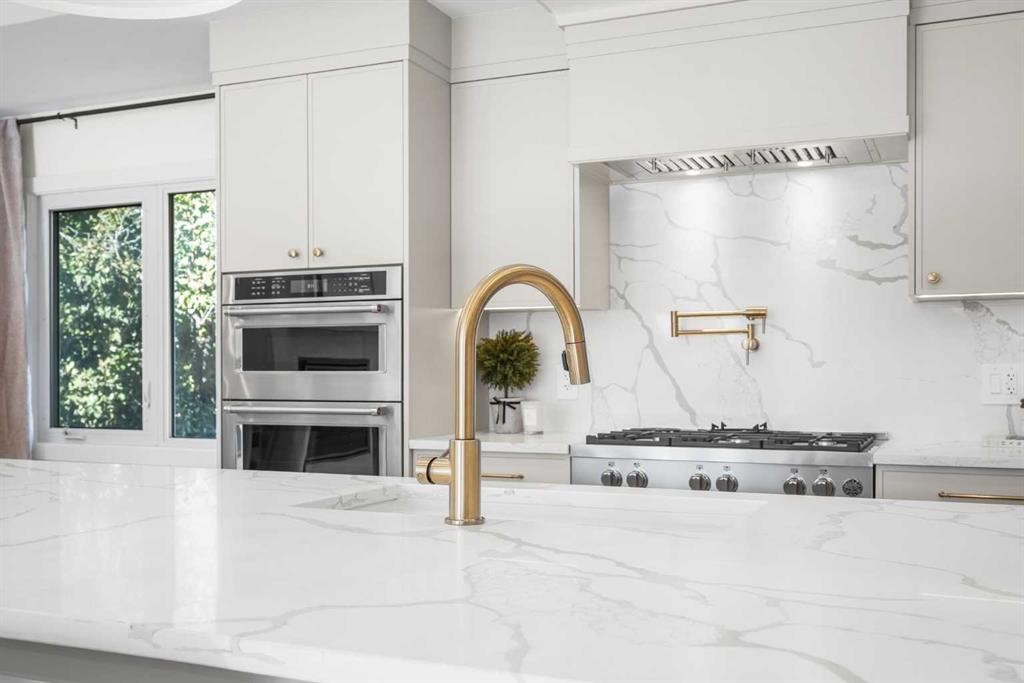 1016 Mapleglade Drive Se, Calgary, AB - Indoor Photo Showing Kitchen