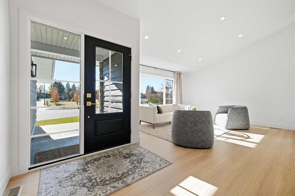 1016 Mapleglade Drive Se, Calgary, AB - Indoor