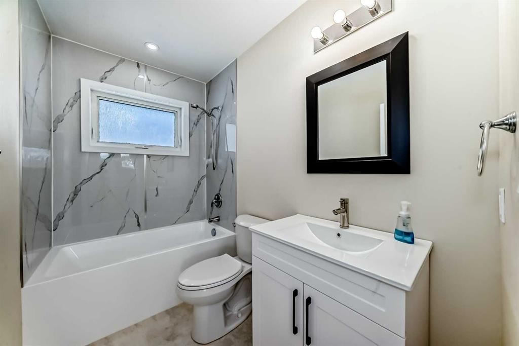 2007 Cottonwood Crescent Se, Calgary, AB - Indoor Photo Showing Bathroom