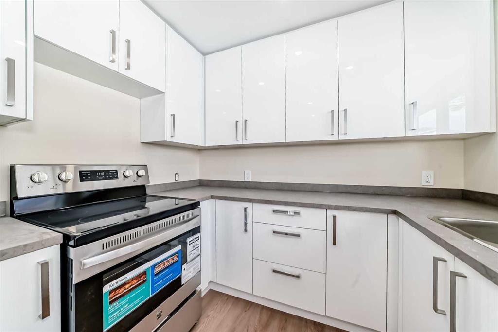 2007 Cottonwood Crescent Se, Calgary, AB - Indoor Photo Showing Kitchen