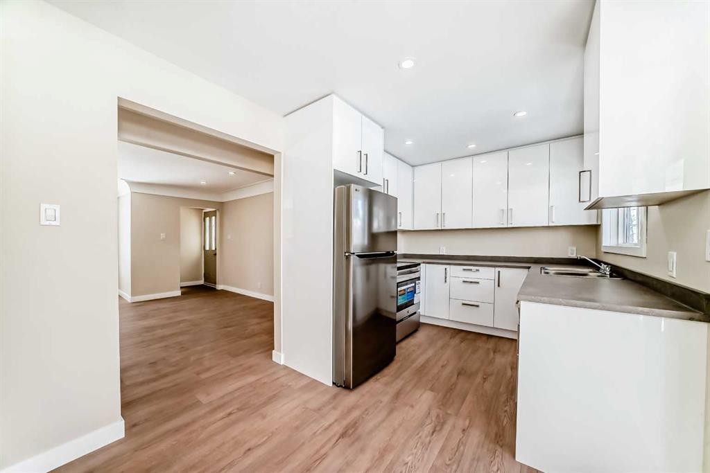 2007 Cottonwood Crescent Se, Calgary, AB - Indoor Photo Showing Kitchen